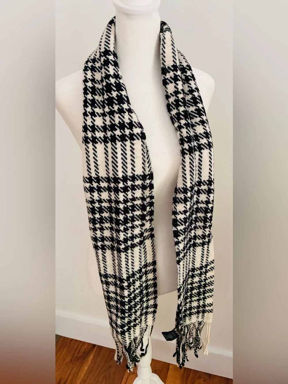 Banana Republic Black and Cream Houndstooth Fringe Scarf